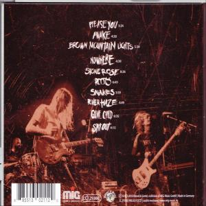 Die Rückseite einer CD mit einer Band auf der Bühne beim Spielen von Instrumenten und einer Liste von Songtiteln.