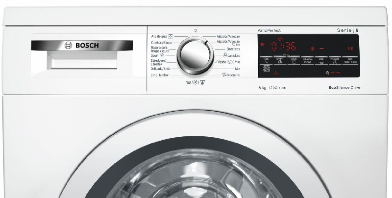 Una lavadora blanca con una pantalla digital.