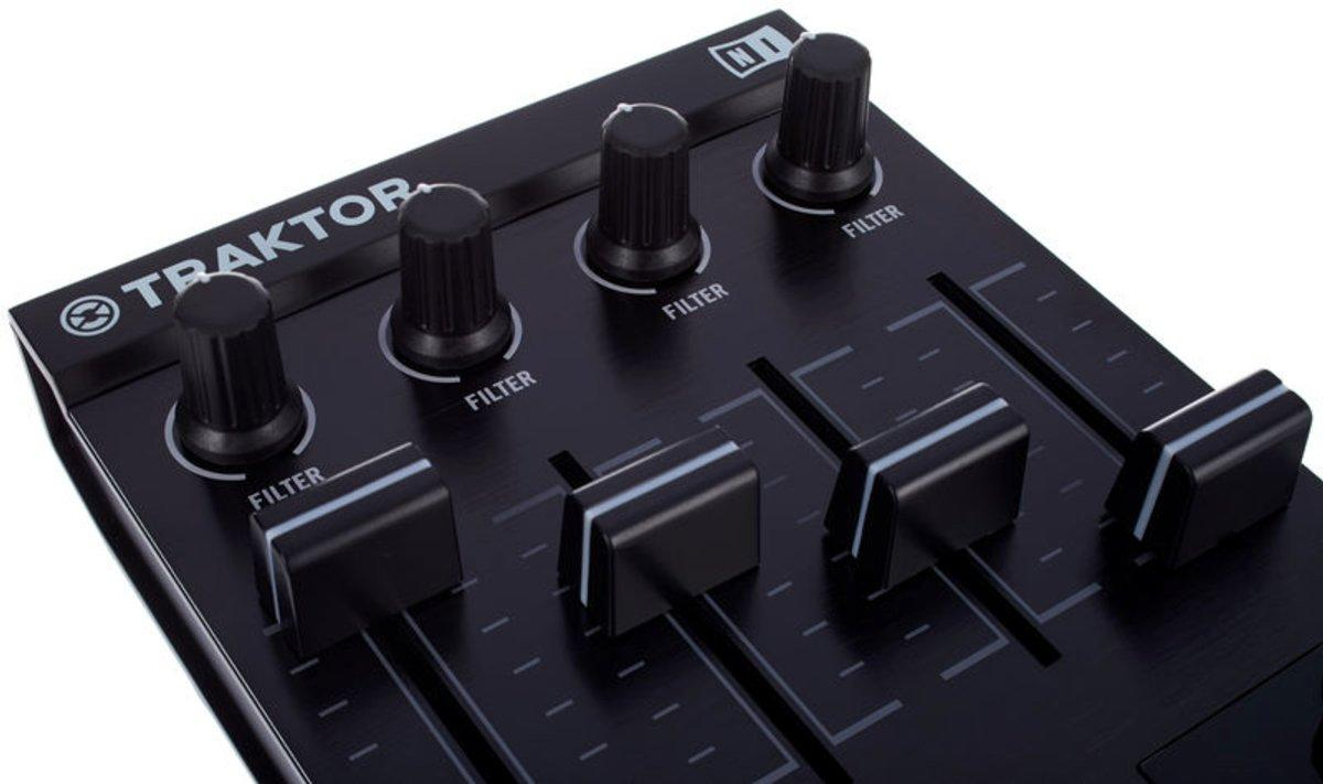 Controladora DJ - Native Instruments Traktor Kontrol F1