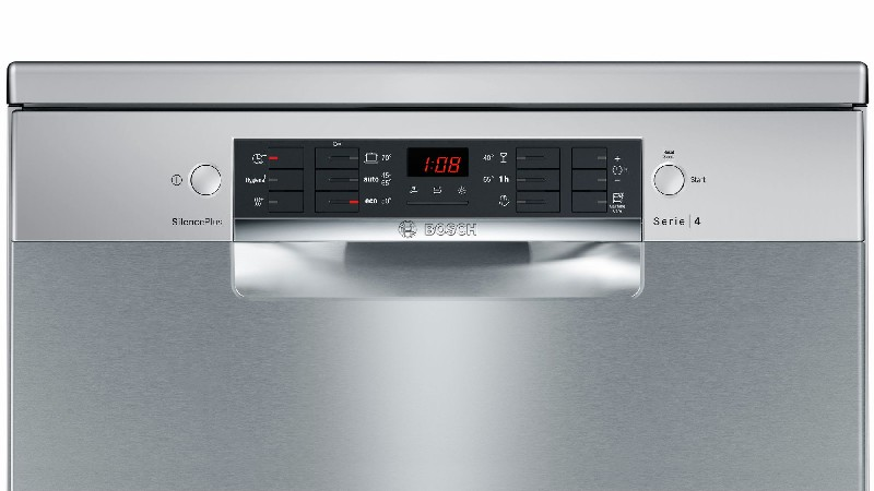 Un lavavajillas Bosch de acero inoxidable con un panel de control que muestra la hora y la configuración.