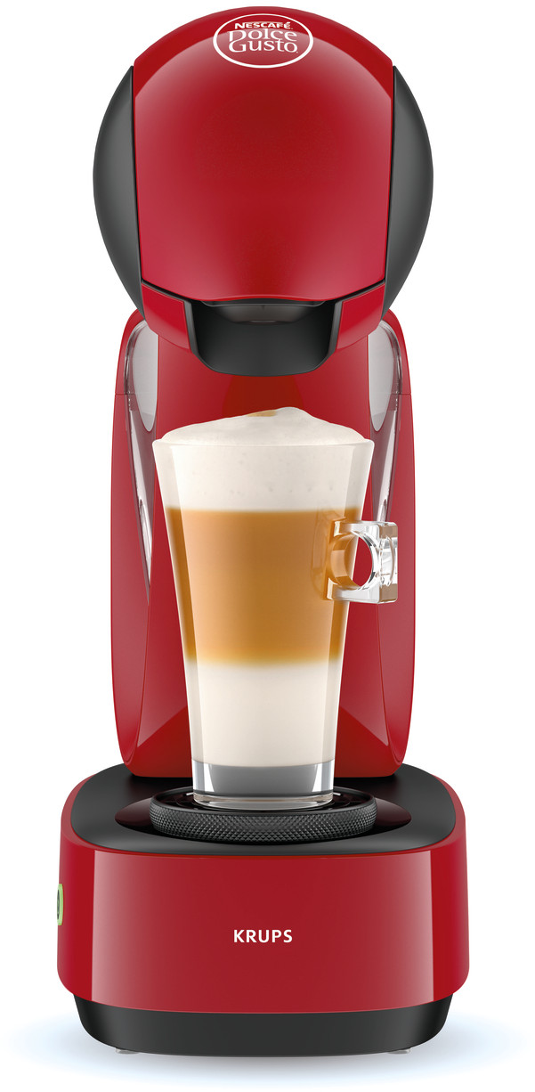 Een rode Krups koffiemachine met een latte macchiato in een glas. De drank heeft lagen van wit, bruin en melkschuim.