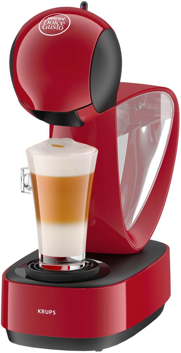 Een rode Dolce Gusto koffiemachine met een glas gelaagde koffie. De machine heeft een watertank en de drank is bedekt met schuim.