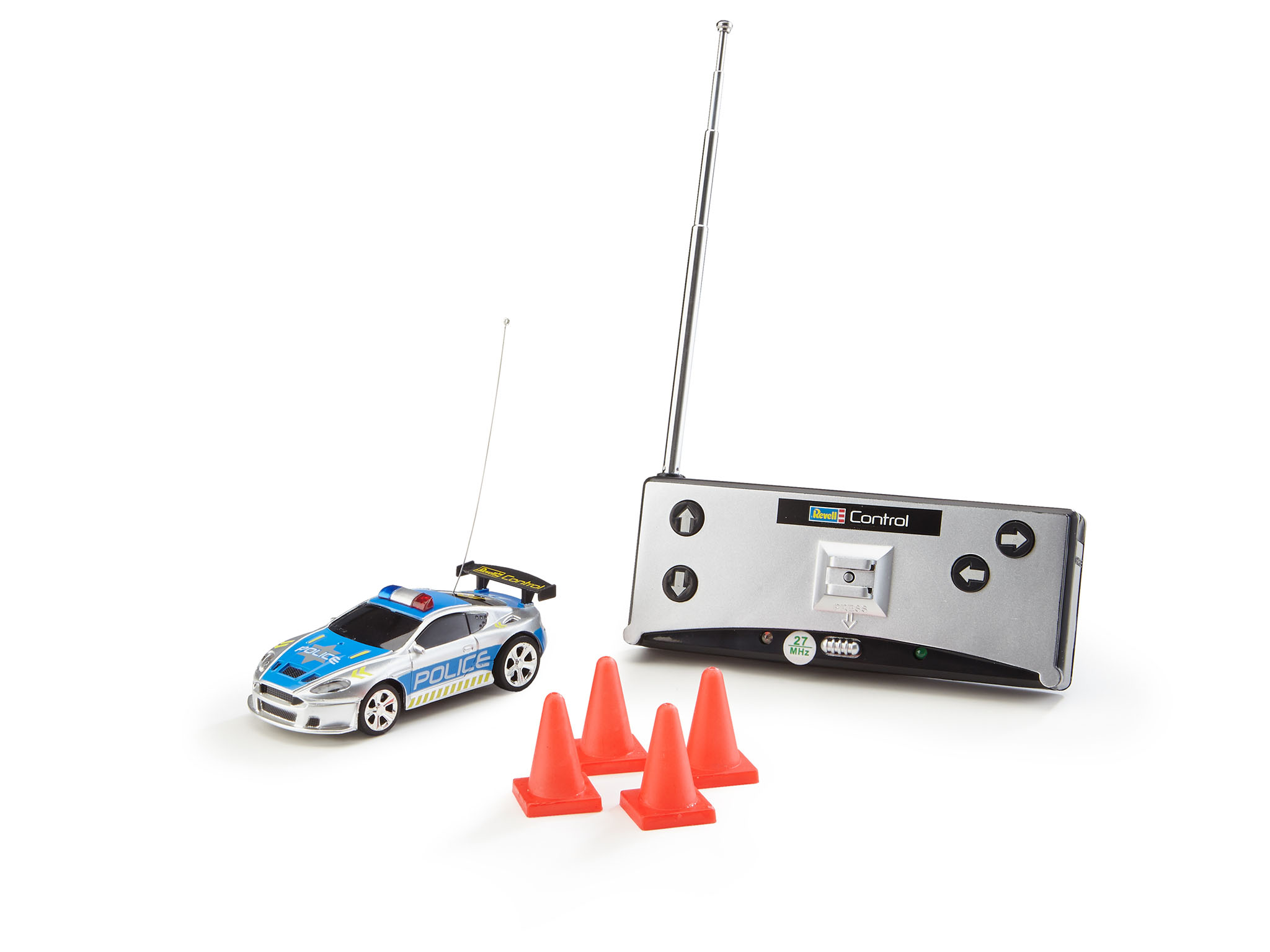 Ein Spielzeug-Polizeiauto, Fernbedienung und orangefarbene Kegel auf weißem Untergrund.
