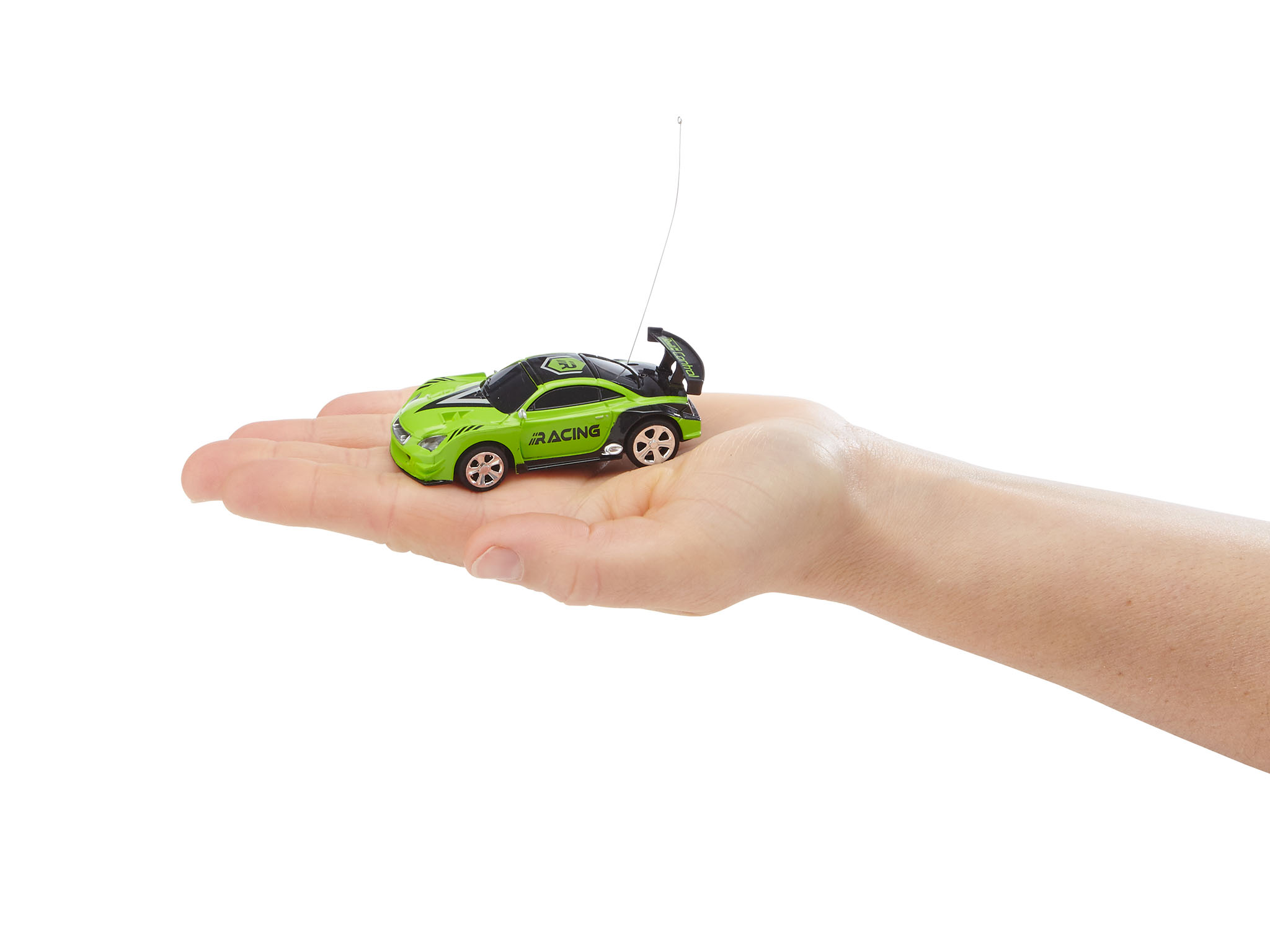Ein grünes und schwarzes Spielzeugauto wird in einer Hand gehalten. Das Auto hat einen Spoiler.