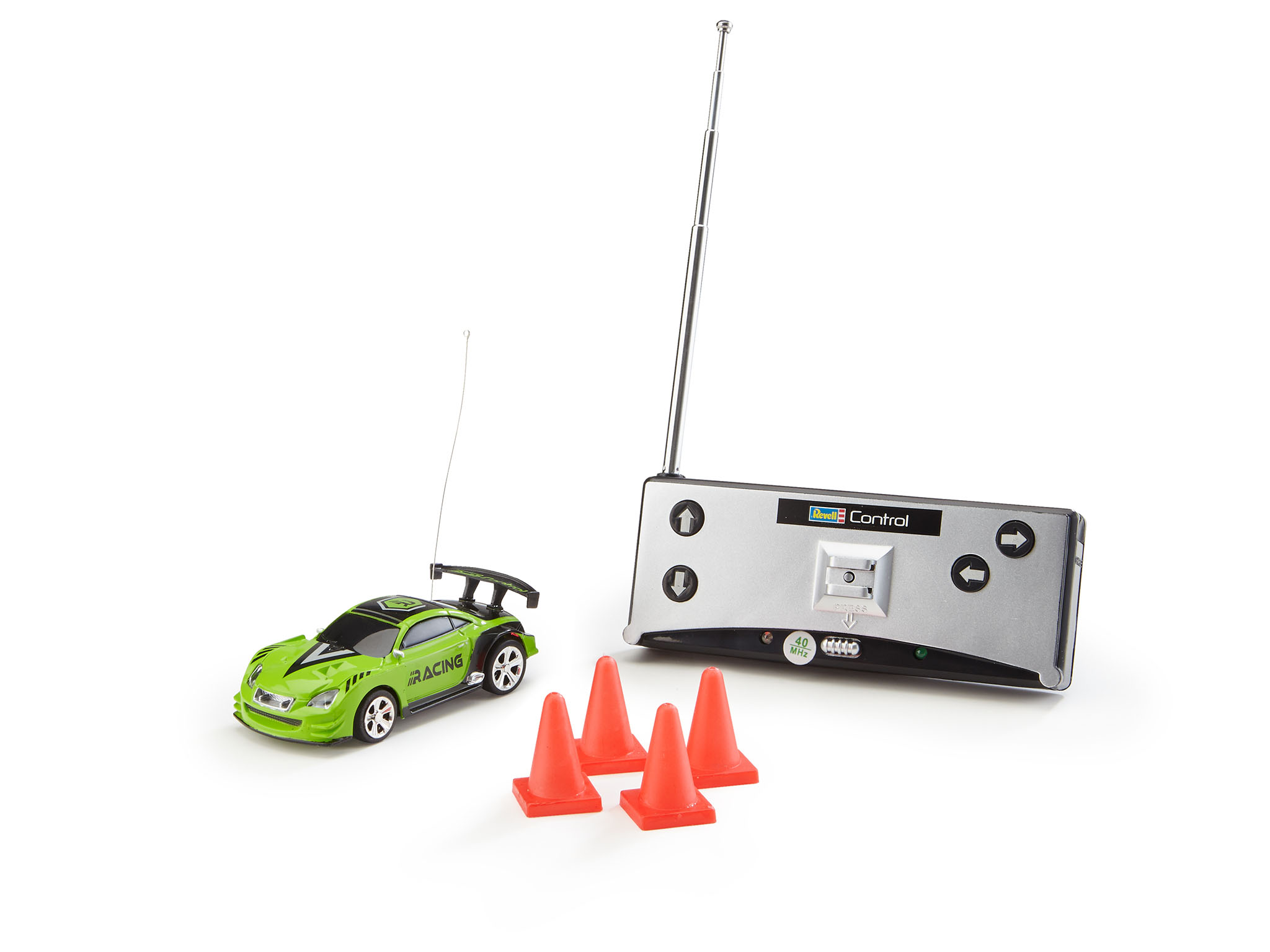 Ein grünes Spielzeug-Rennauto mit Fernbedienung und orangen Kegeln.