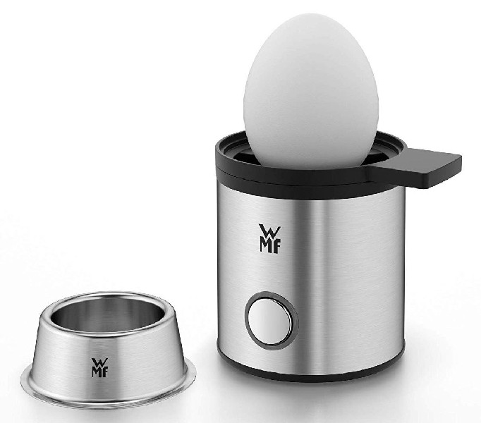Una cocinadora de huevos con un huevo dentro y un soporte vacío.