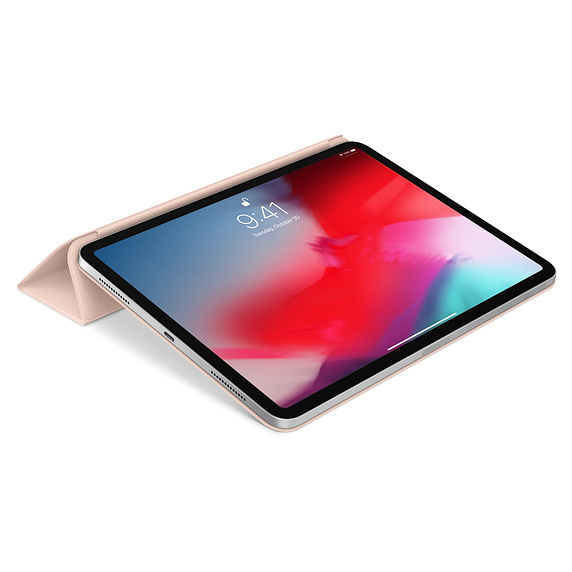 Beiges iPad mit geöffneter Hülle, zeigt den Bildschirm, weißer Hintergrund.