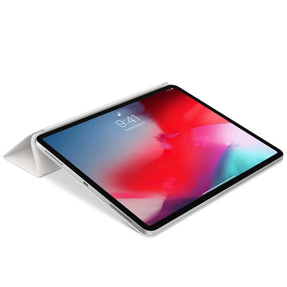 Ein iPad Pro mit weißer Hülle, das die Uhrzeit und das Datum anzeigt.