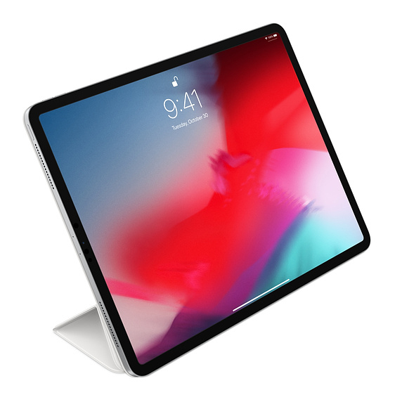 Schräge Ansicht eines iPad Pro mit weißem Ständer. Der Bildschirm zeigt einen Sperrbildschirm mit der Uhrzeit.