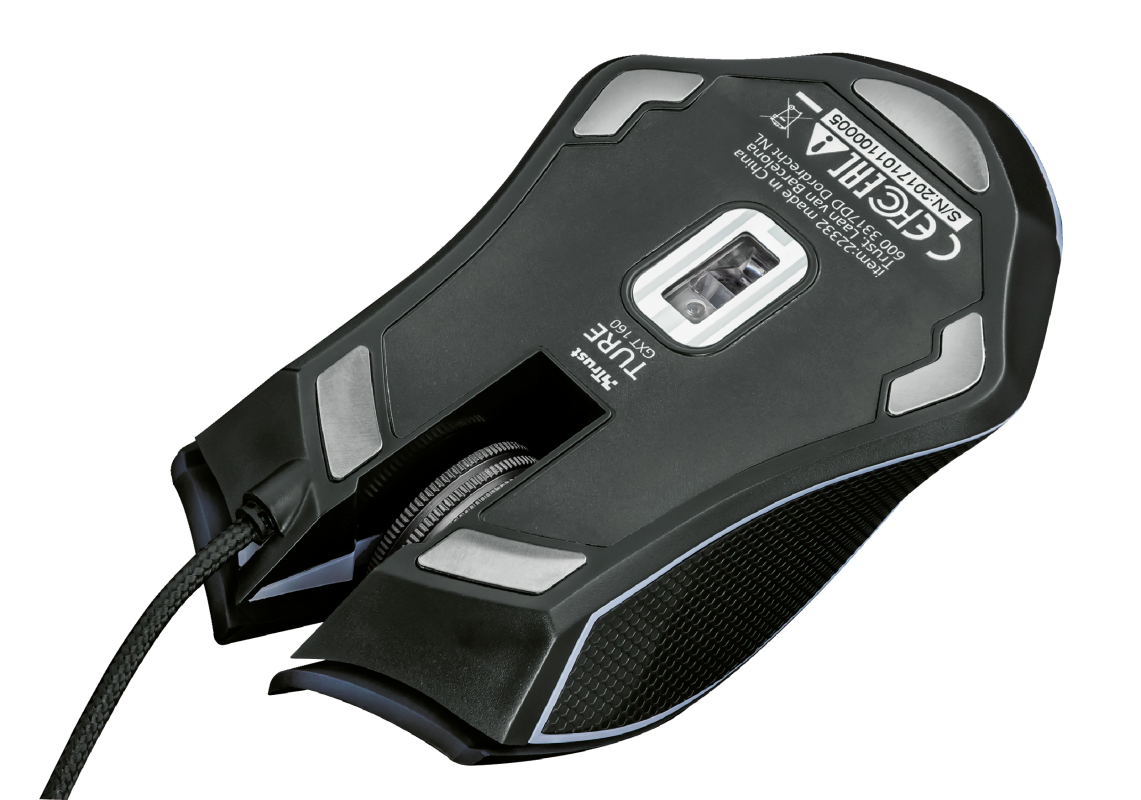 Fekete Trust GXT 160 gaming egér, alulról nézve. Görgővel, gombokkal és kábellel rendelkezik. A felülete texturált.