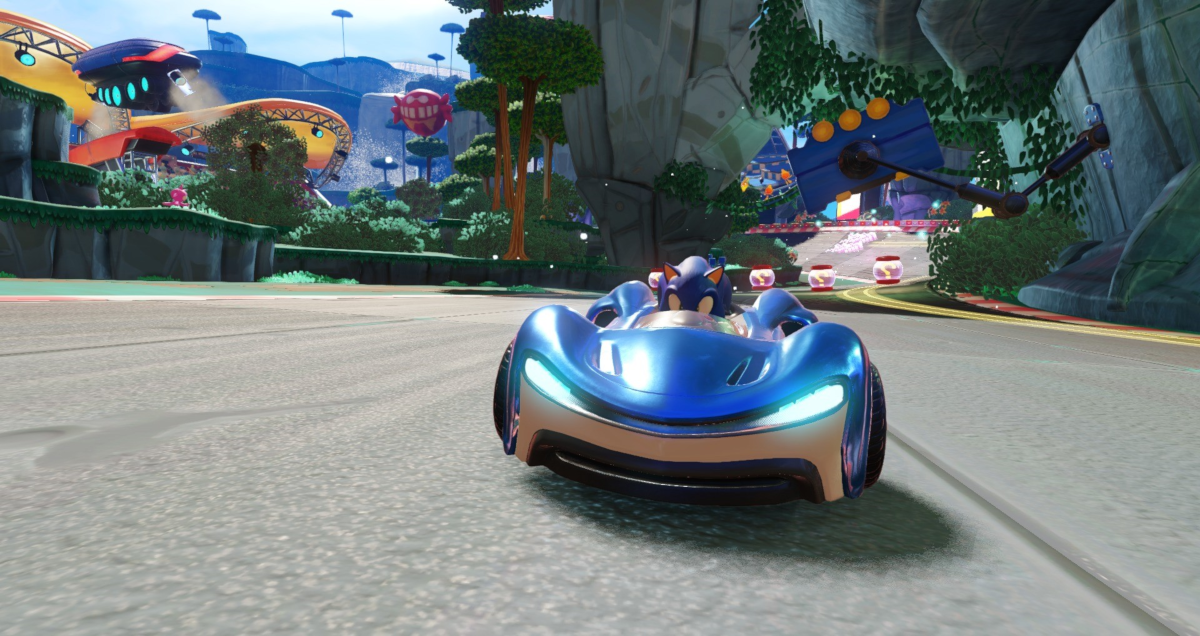 Sonic dans une voiture de course bleue sur une piste, fond vibrant avec un paysage futuriste.