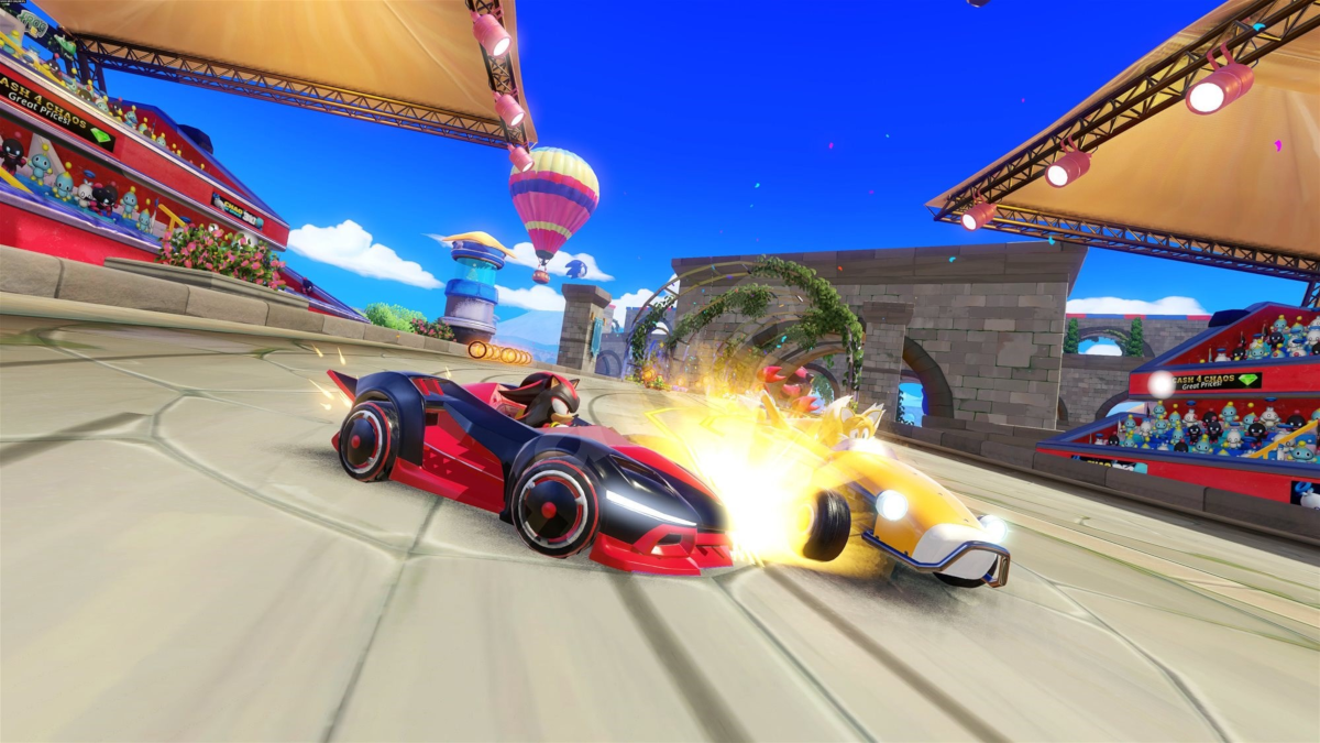 Une voiture rouge et noire percute une voiture jaune sur un circuit, flammes visibles.