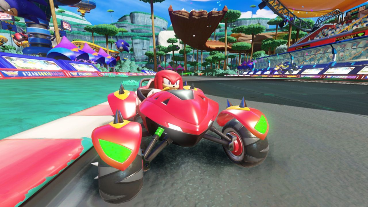 Knuckles dans une voiture de course rouge, courant sur une piste avec d'autres coureurs et des structures.