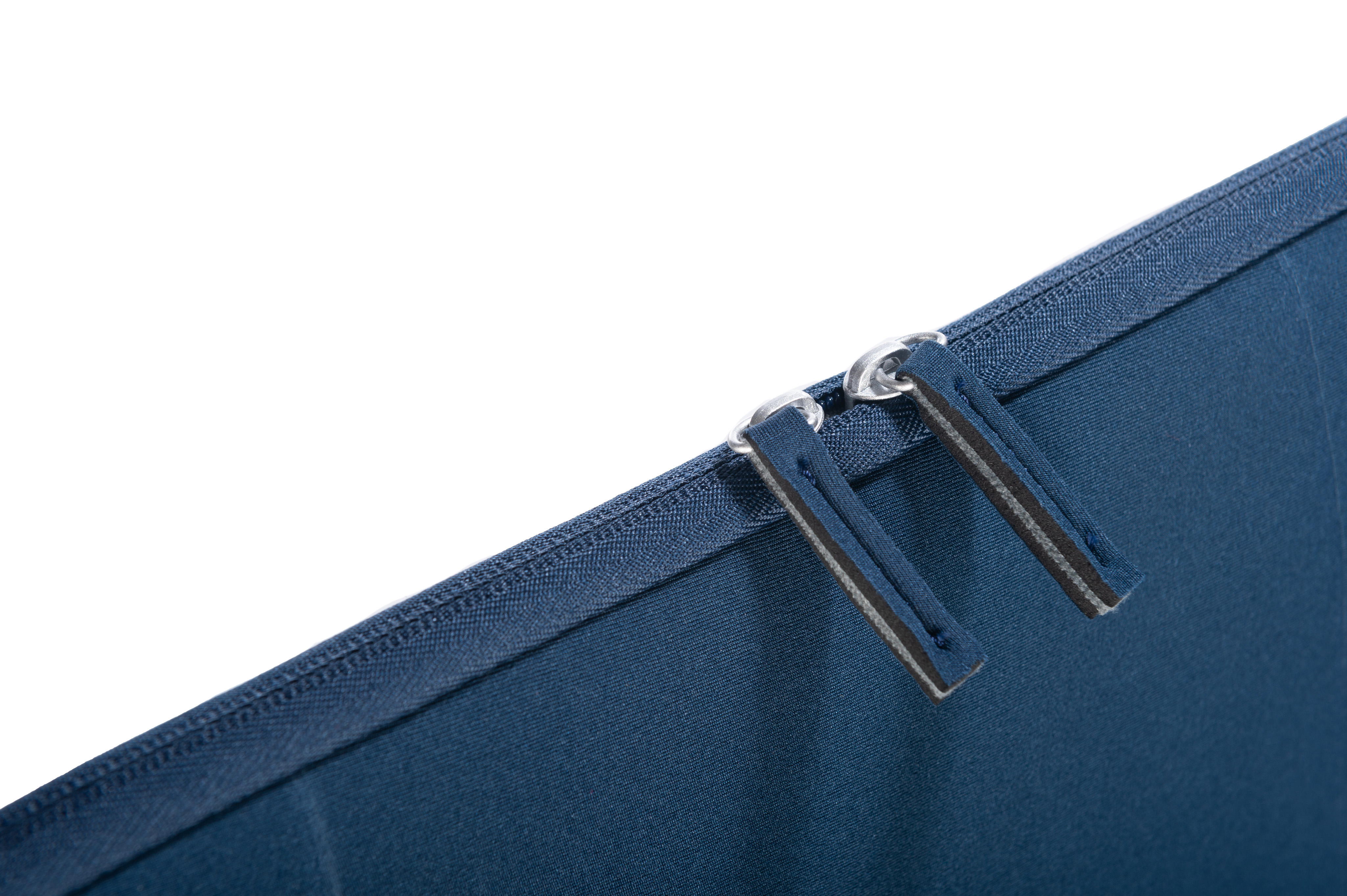 Nahaufnahme eines marineblauen Taschenreißverschlusses mit zwei Zippern, weißer Hintergrund.