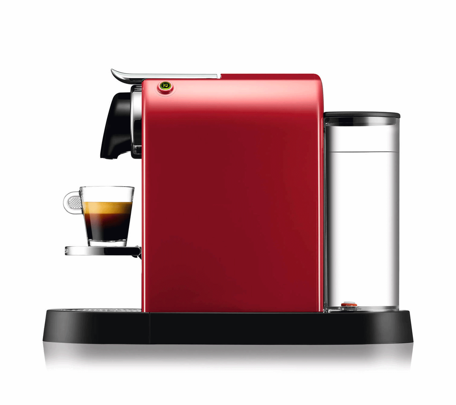Une machine à café Nespresso rouge avec un récipient d'eau en verre et une tasse de café à gauche.