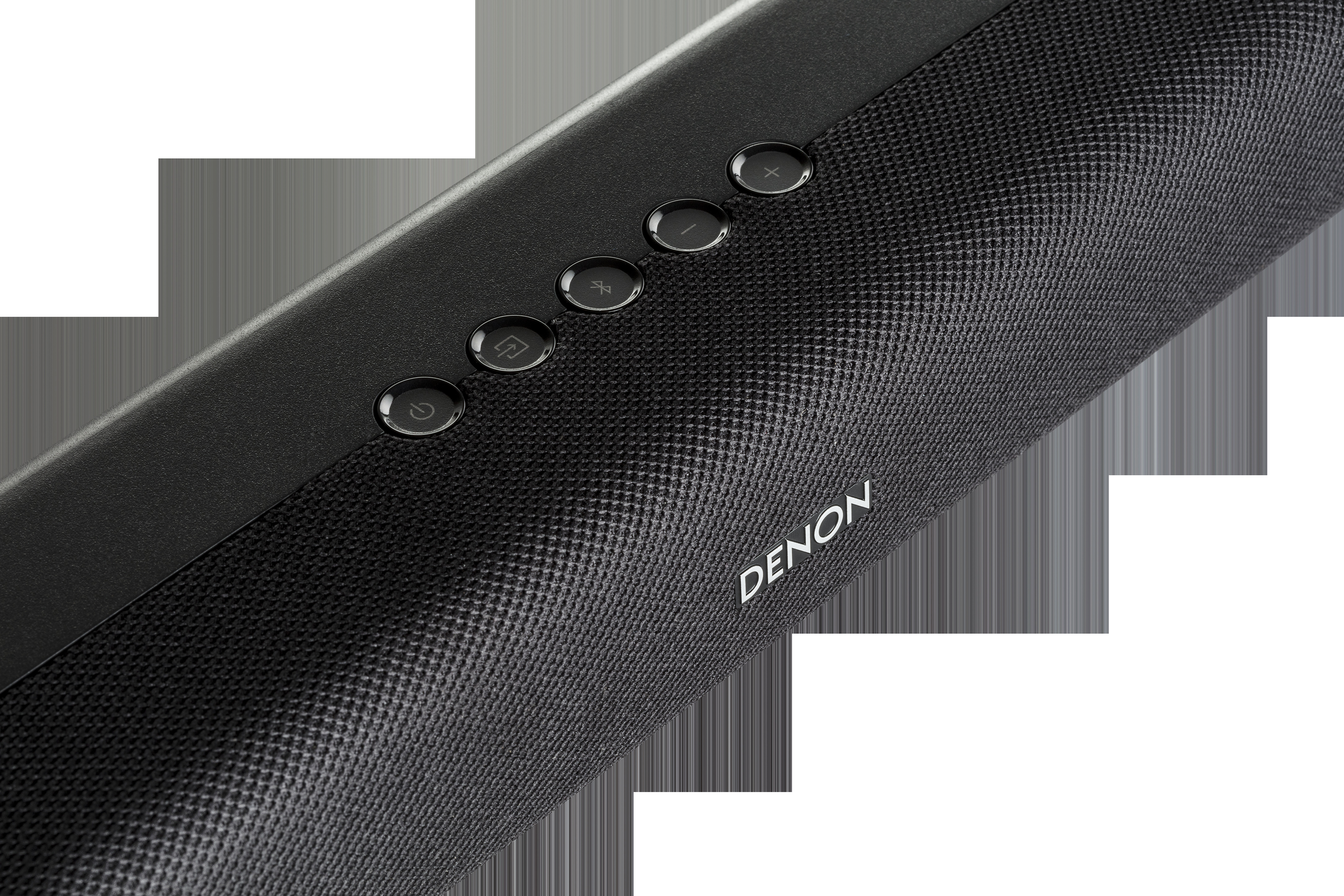 Schwarze Soundbar mit Knöpfen und dem Denon-Logo. Die Soundbar hat eine Mesh-Struktur.