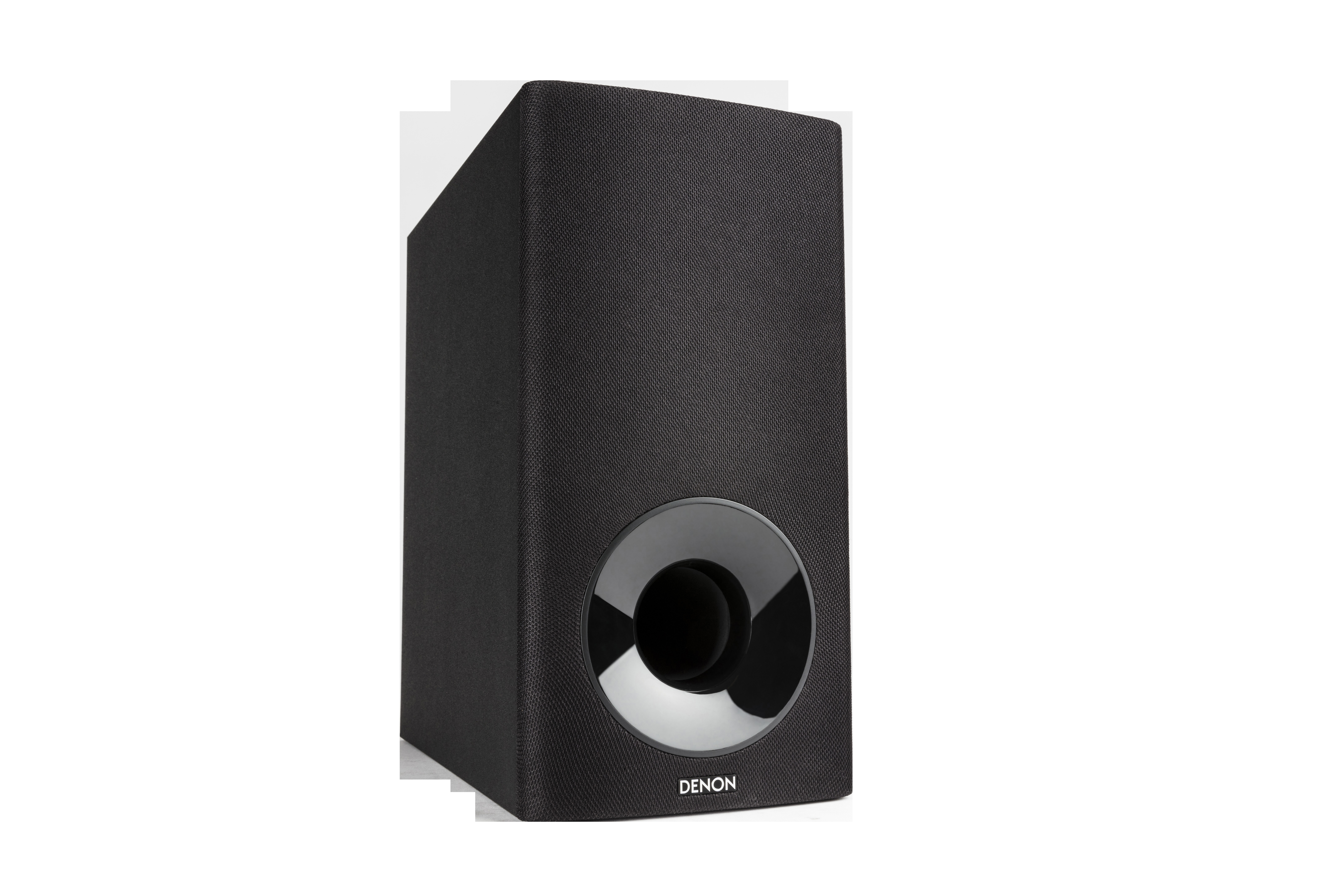 Schwarzer Subwoofer mit Lautsprecher und dem Denon-Logo. Der Subwoofer ist kastenförmig.