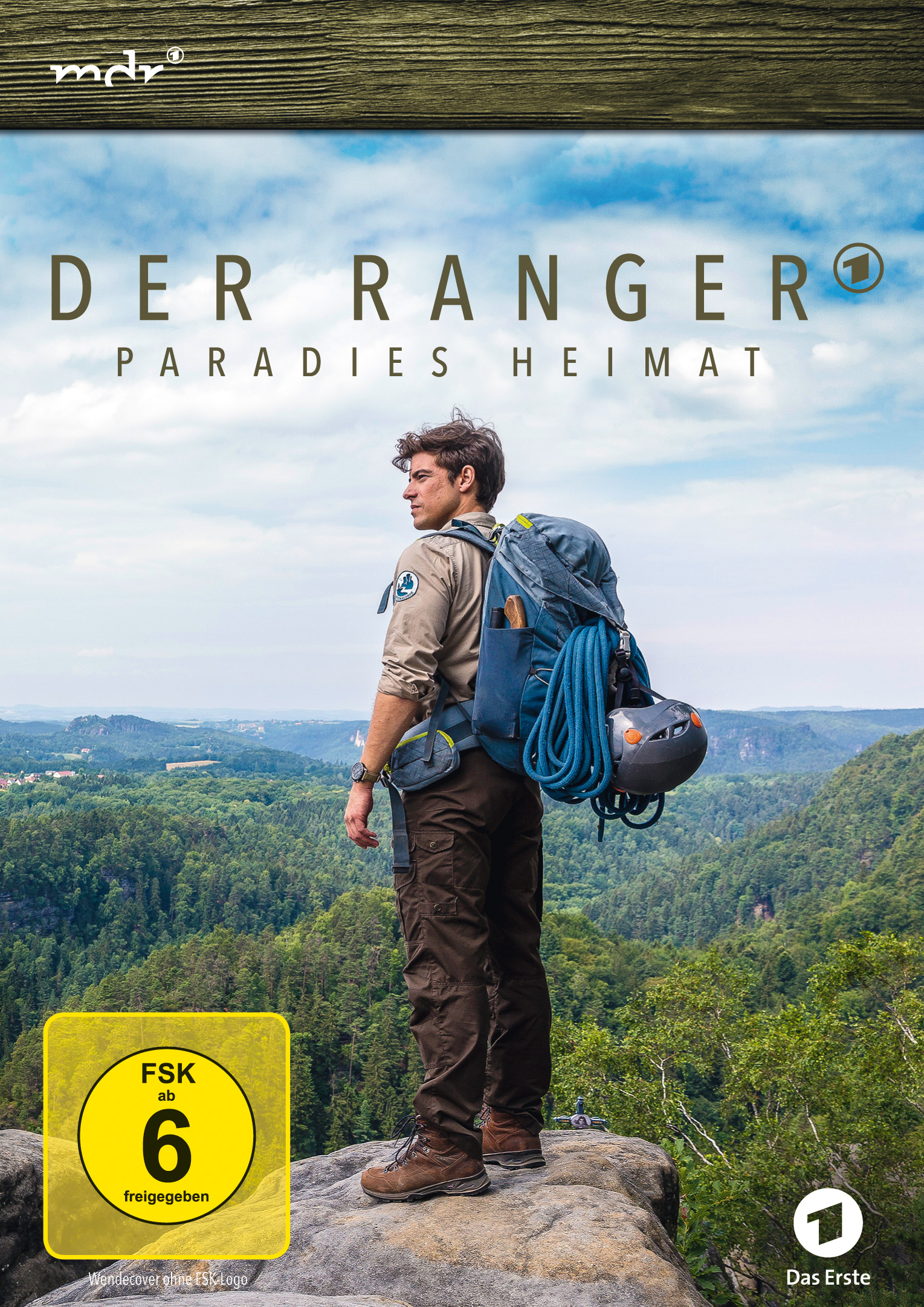 Filmcover. Ein Mann mit Rucksack, der auf eine Aussicht auf den Wald blickt. Text: DER RANGER, PARADIES HEIMAT. Unten ist ein Bewertungssiegel.
