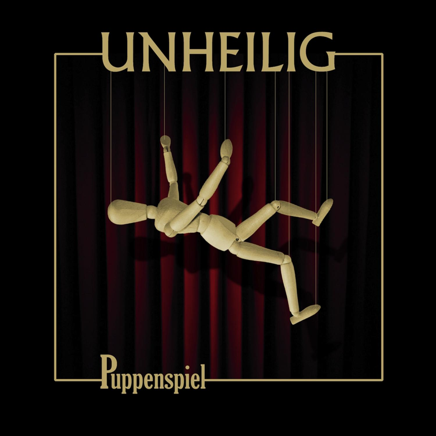 Albumcover mit einer Holzpuppe, die an Fäden vor einem roten Vorhang hängt.