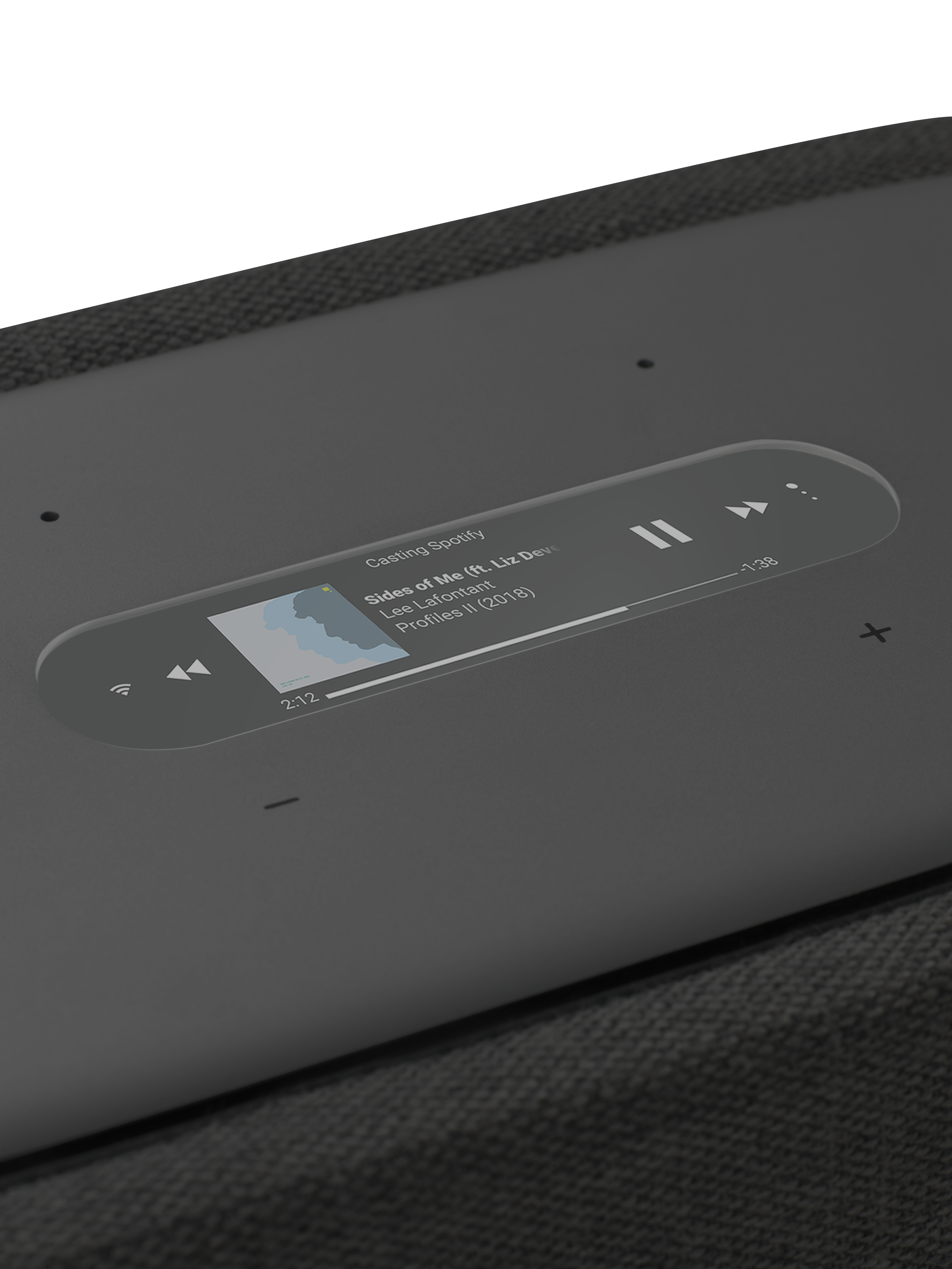 Bovenaanzicht van een zwarte luidspreker met een scherm waarop een muziekspelerinterface wordt weergegeven. Heeft afspeelbediening.