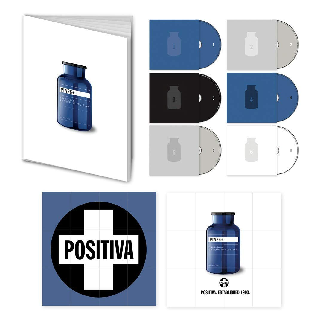 Een verzameling cd's en gerelateerde items. Inclusief albumhoezen, cd-hoesjes en een logo.