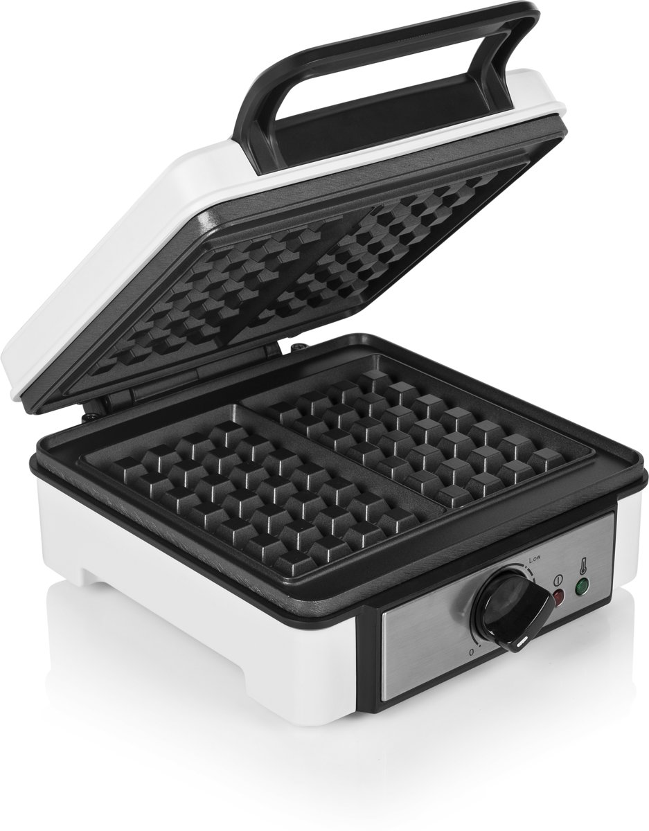 Witte wafelijzer open. Binnenin zijn de wafelroosters te zien. Heeft een temperatuurregelaar en een controlelampje.