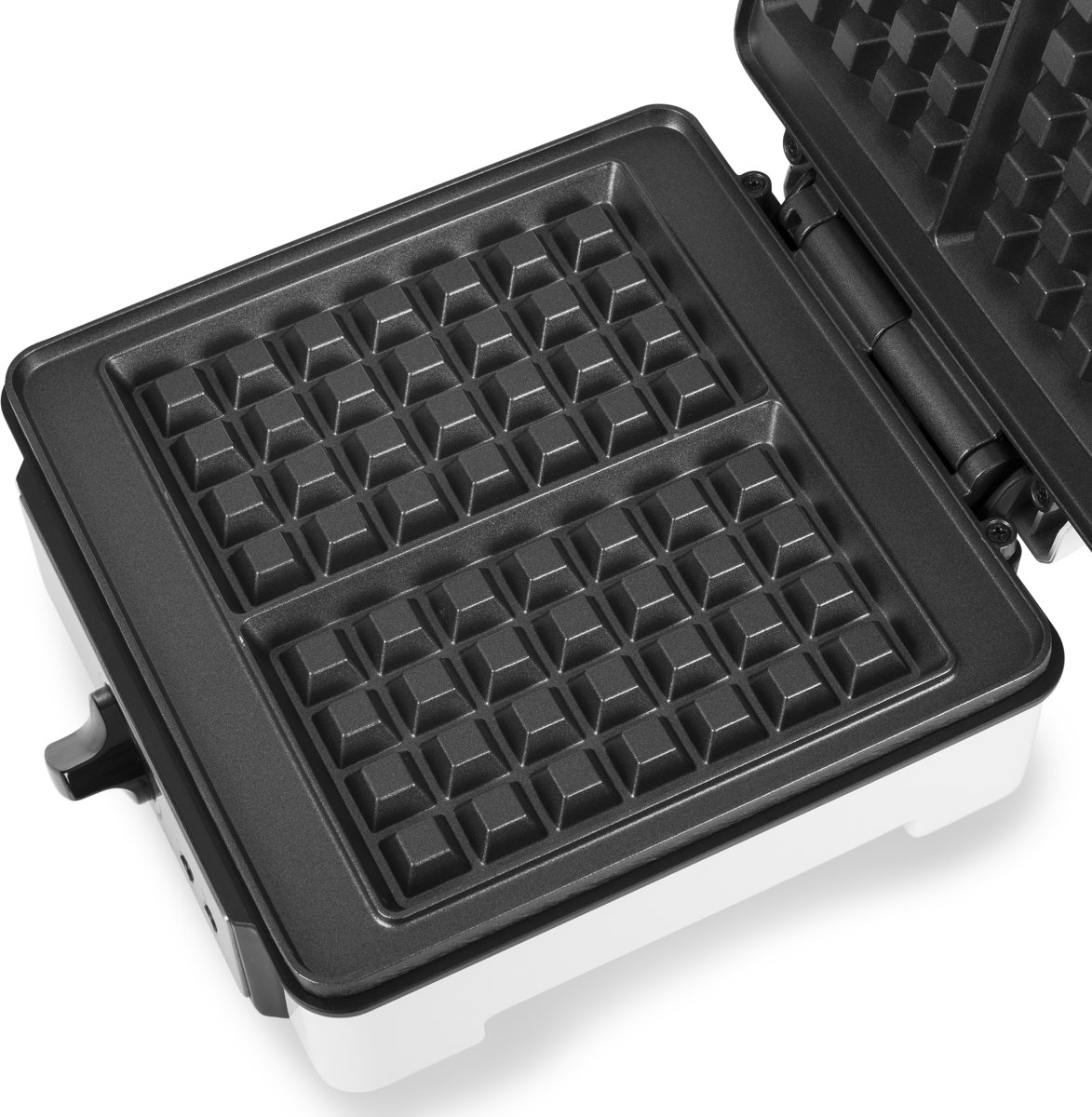 Open wafelijzer met twee wafelroosters. Witte achtergrond.