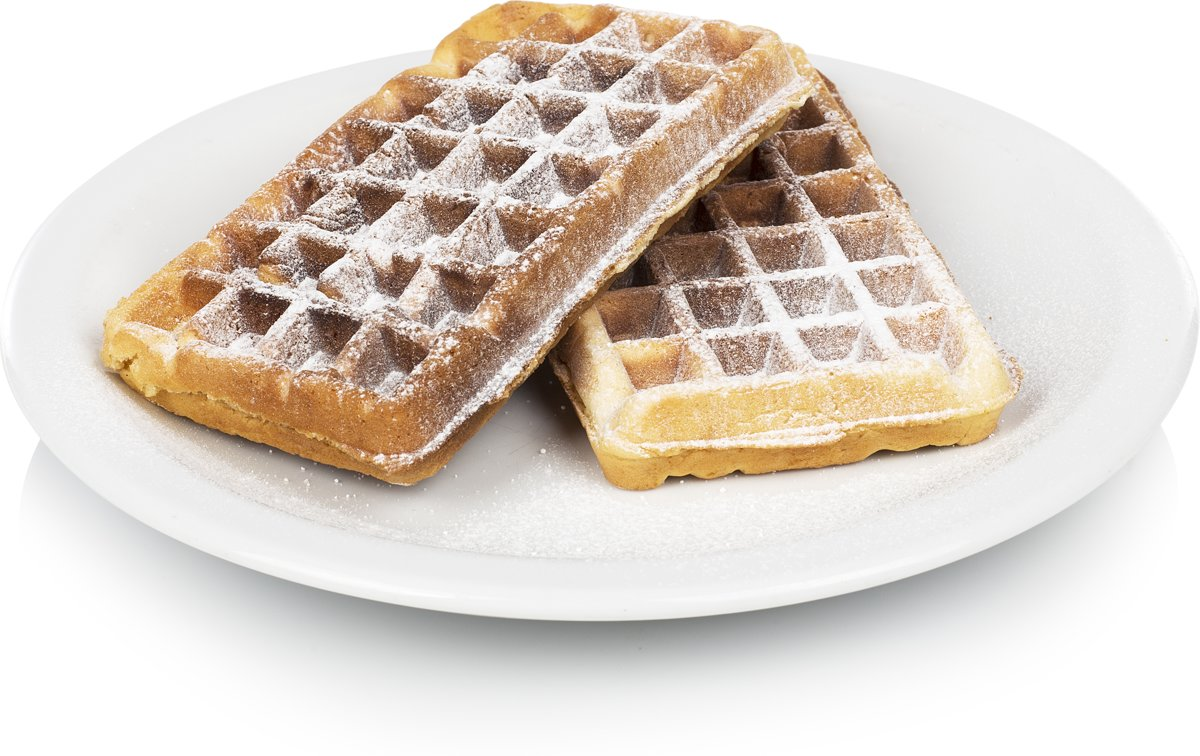 Twee wafels bestrooid met poedersuiker op een wit bord.