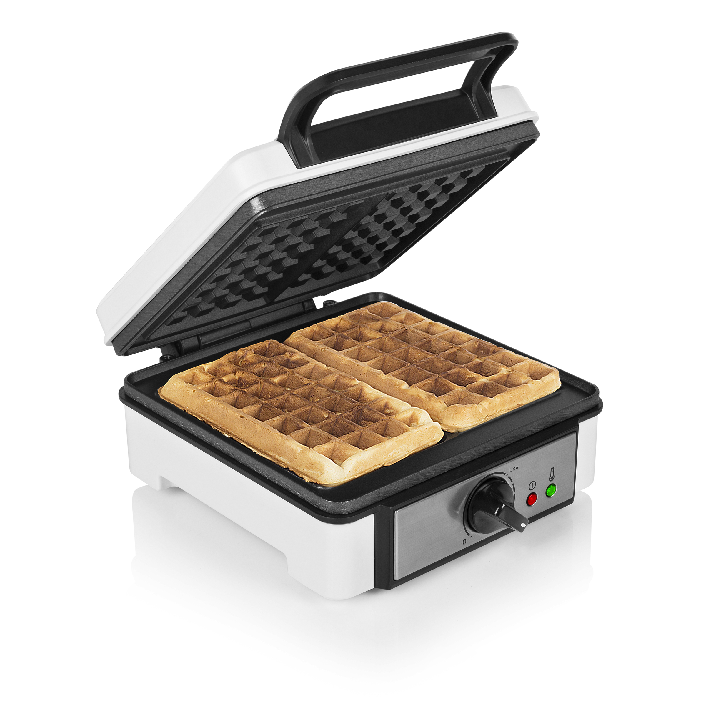Wafelijzer met twee gebakken wafels erin.