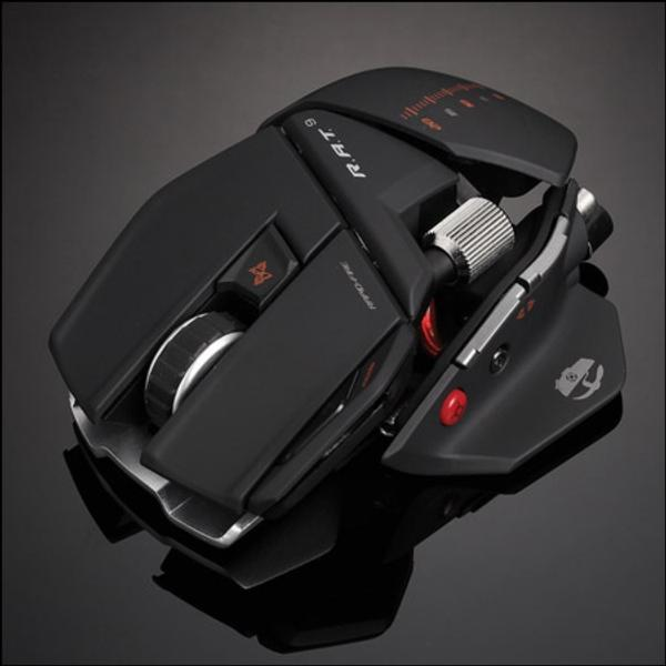 Ratón gaming negro con funciones ajustables, múltiples botones.