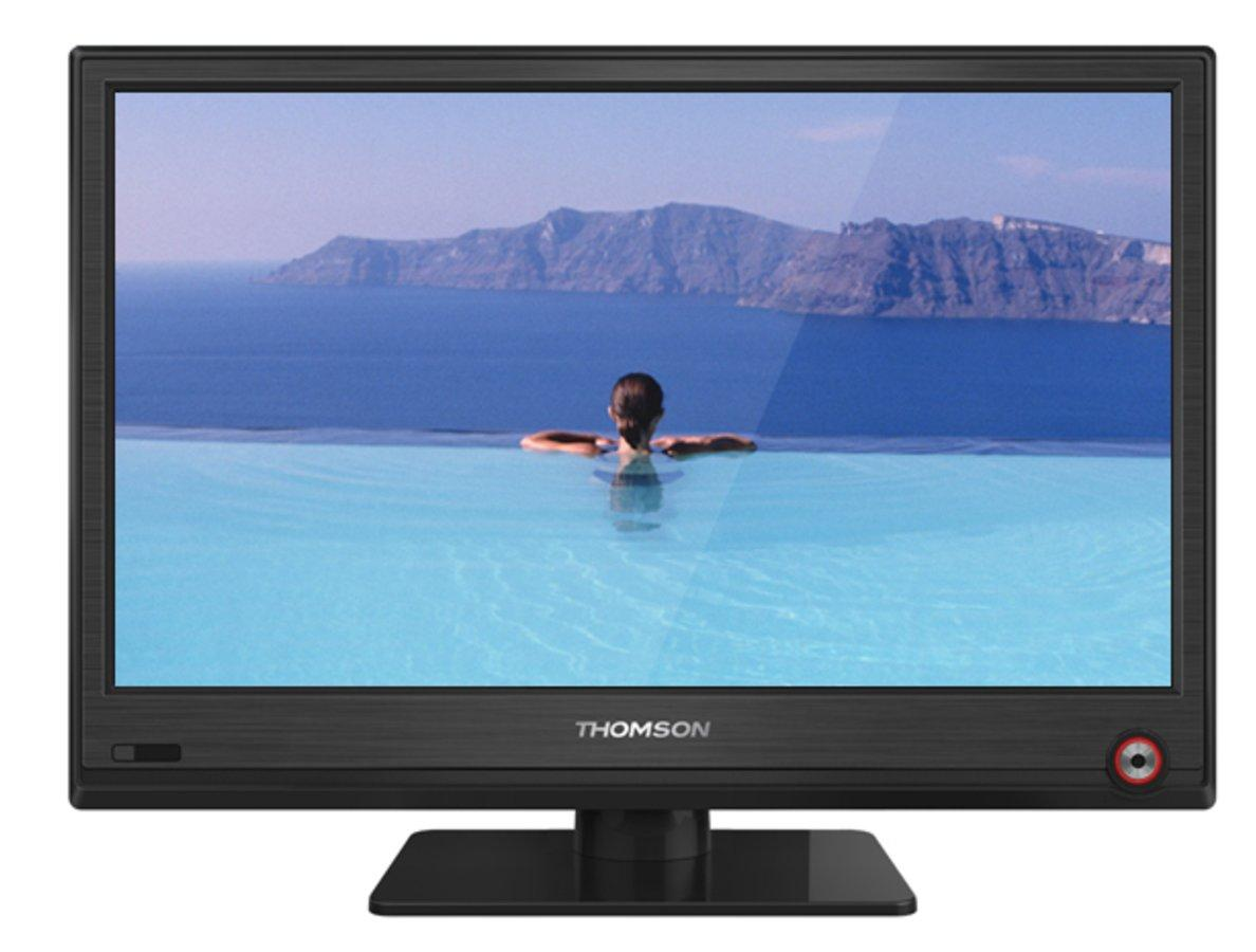 Un televisor Thomson que muestra a una mujer en una piscina, con vista al mar y montañas en el fondo.