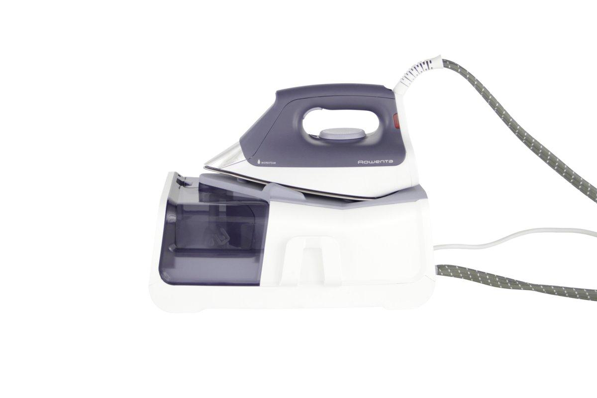Una plancha Rowenta blanca y morada sobre una base blanca, con un cable gris. Plancha de vapor con depósito de agua.