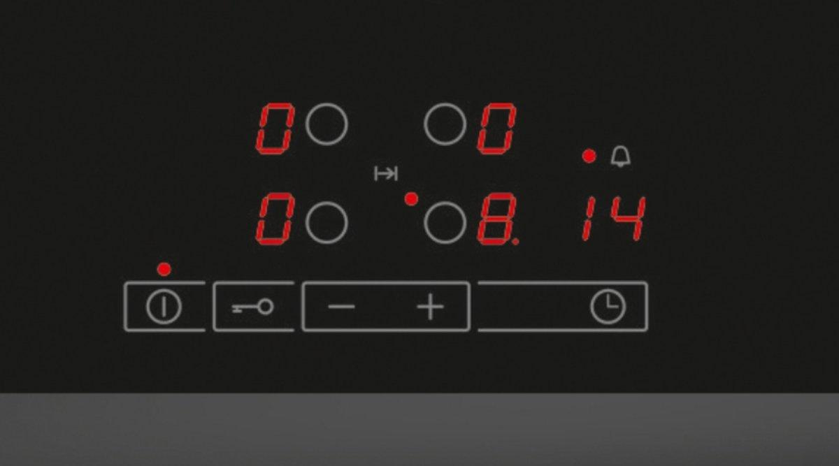 Panel de estufa negro con pantalla digital roja que muestra números y símbolos.