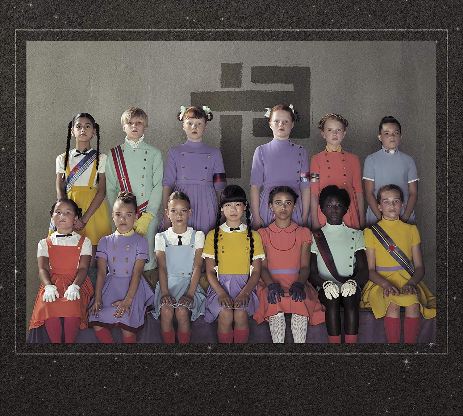 Groupe d'enfants en uniformes colorés, posant en studio.