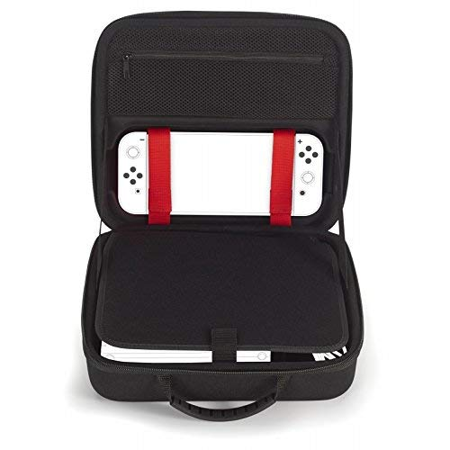 Estuche negro con dispositivo de juego portátil blanco. Correas rojas aseguran el dispositivo. Abierto, con asa.