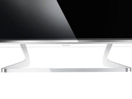 Primer plano de una pantalla de TV plateada con soporte blanco. Pantalla negra. Logotipo de Panasonic visible.