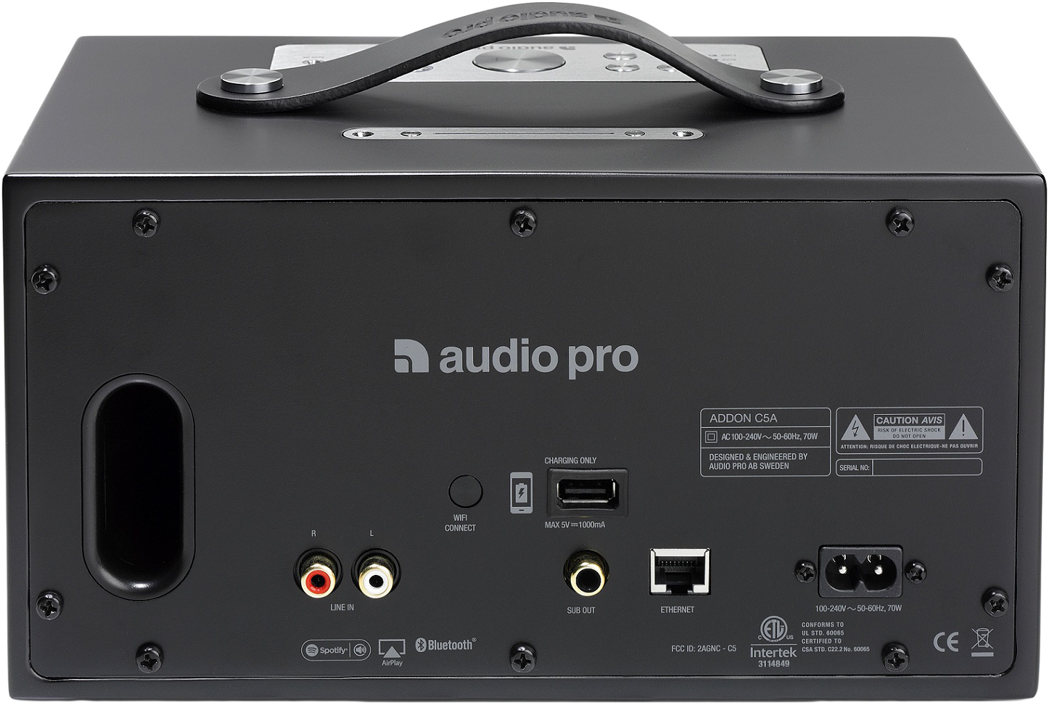 Egy fekete Audio Pro hangszóró hátulja. Csatlakozók és fogantyú található rajta.