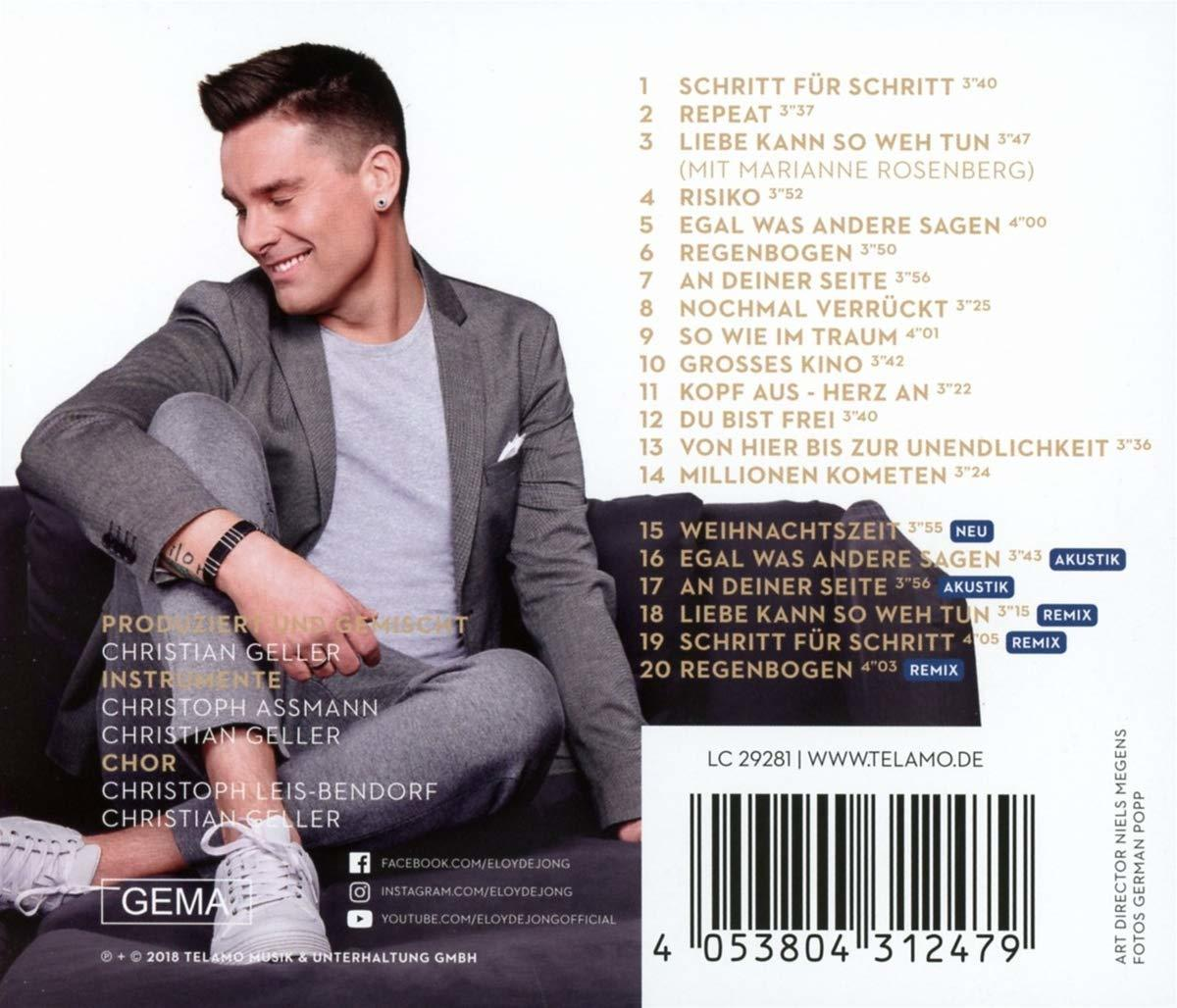 Mann im grauen Anzug mit CD-Cover. CD-Cover hat Songliste und Künstlername.