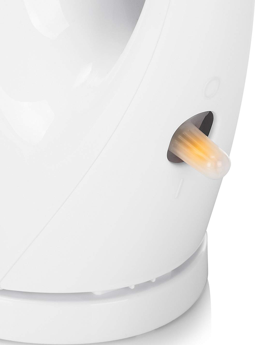 Nahaufnahme eines weißen Wasserkochers mit Schalter, der ein orangefarbenes Licht zeigt.