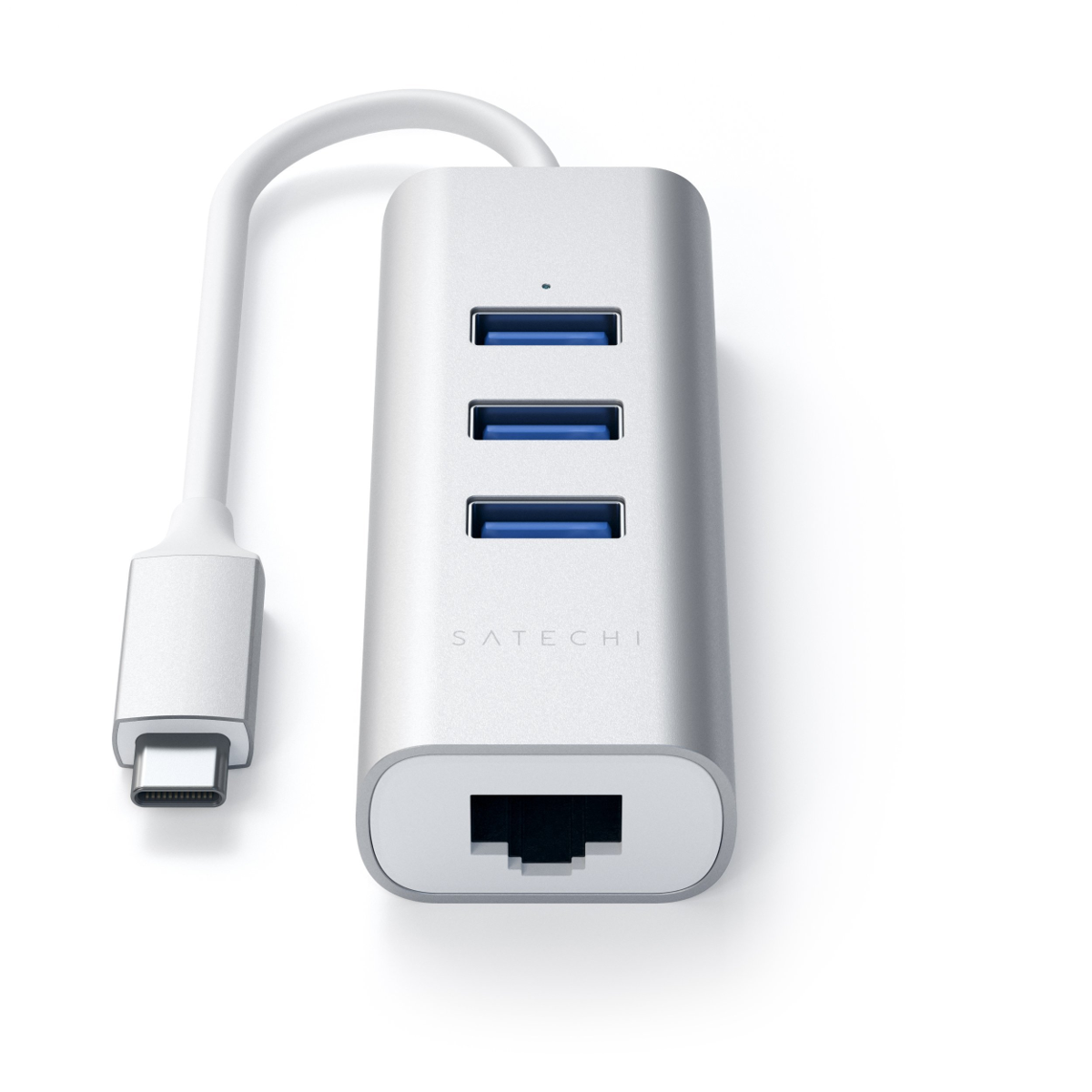 Hub USB-C Satechi argenté avec trois ports USB et un port Ethernet. Câble blanc.