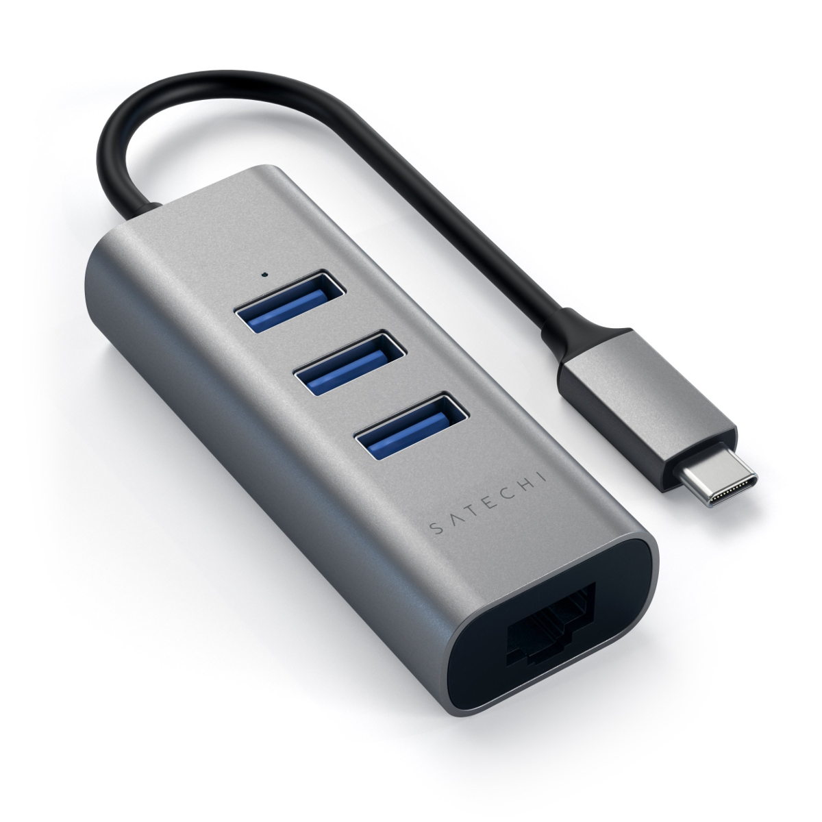 Hub USB-C Satechi. Argenté avec trois ports USB et un port Ethernet. Câble noir.