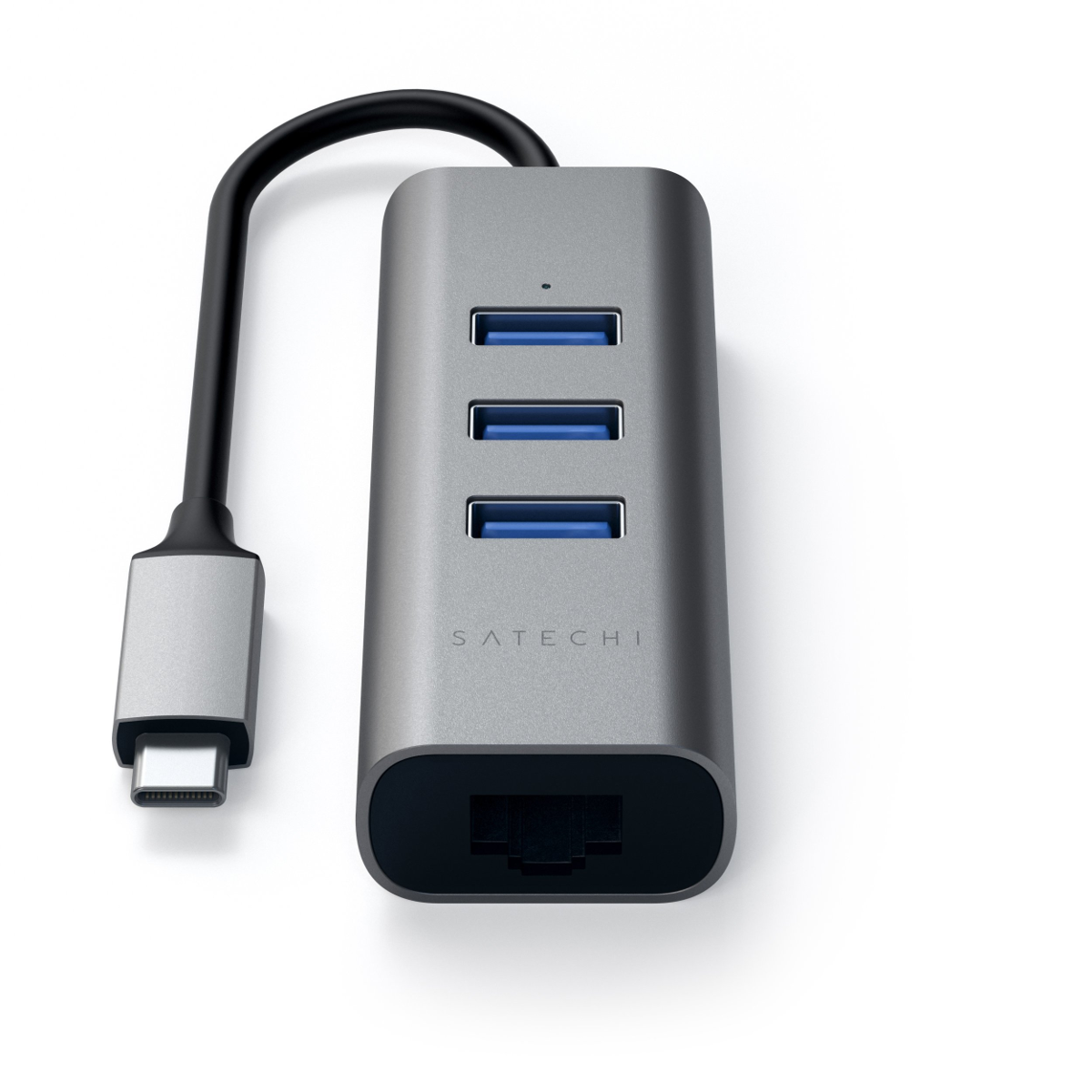 Un hub USB-C Satechi gris avec trois ports USB bleus et un câble noir. Il a un design élégant.