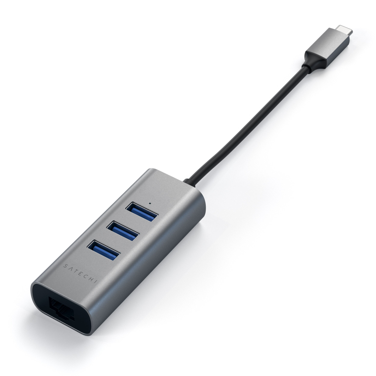 Un hub USB Satechi argenté avec trois ports USB et un connecteur USB-C.