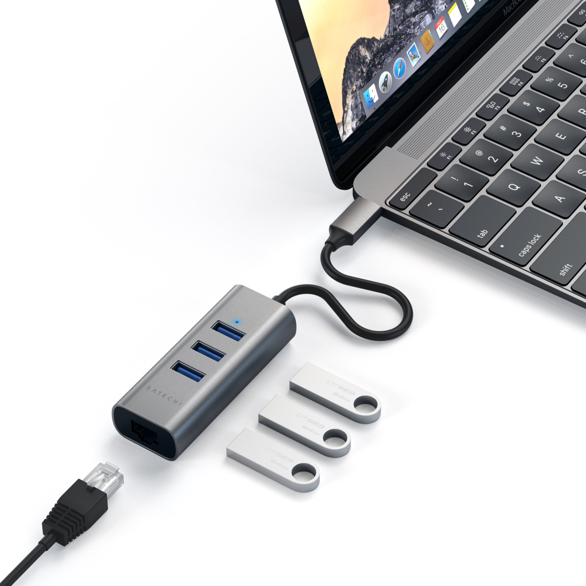 Ordinateur portable connecté à un hub USB gris avec lecteurs USB. Câble Ethernet connecté.