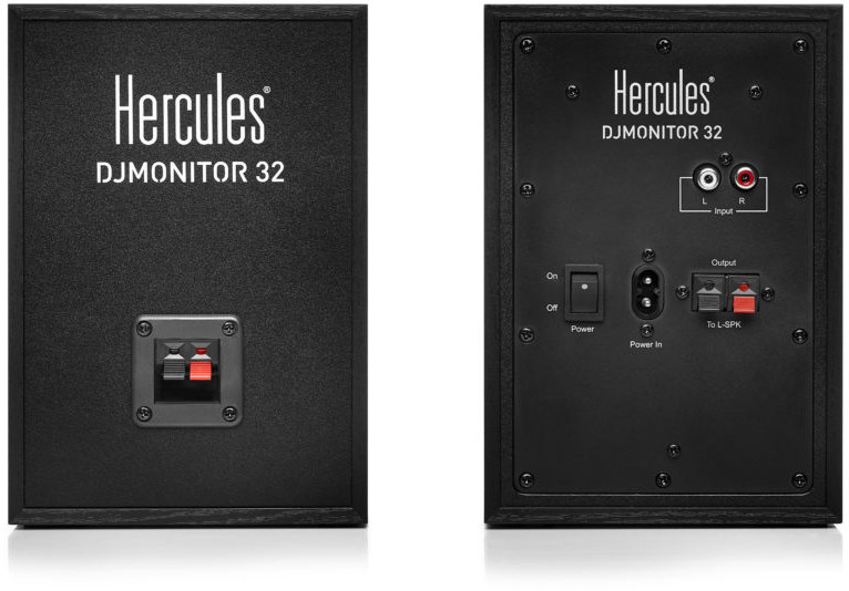 Twee zwarte Hercules DJMONITOR 32 luidsprekers. Eén vooraanzicht met luidspreker ingangen, de andere achteraanzicht met stroom en audio in/uitgang.