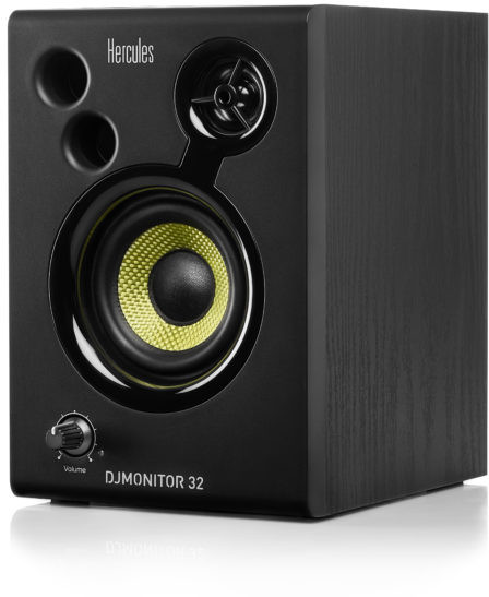 Zwarte Hercules DJ monitor luidspreker. Heeft een gele luidsprekerconus. Volumeknop linksonder. De luidspreker staat op een wit oppervlak.