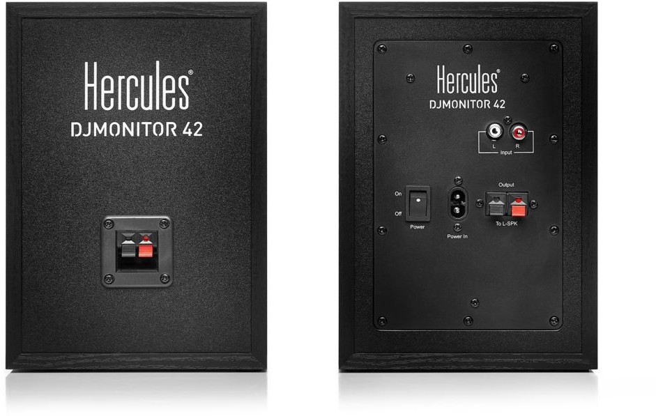 Twee zwarte Hercules DJMONITOR 42 luidsprekers. Eén vooraanzicht met Hercules-logo. De andere toont ingangen en stroomregelaars.