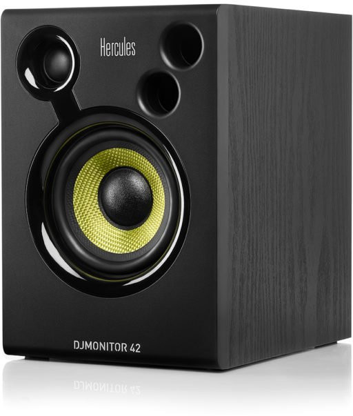 Een zwarte Hercules DJMonitor 42-luidspreker. Het heeft een gele luidsprekerkegel en drie ronde gaten. Het logo 'Hercules' is zichtbaar.