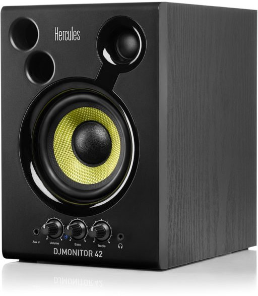 Een zwarte Hercules DJ-monitor. Het heeft een gele luidspreker in het midden, knoppen aan de onderkant en de merknaam bovenaan.