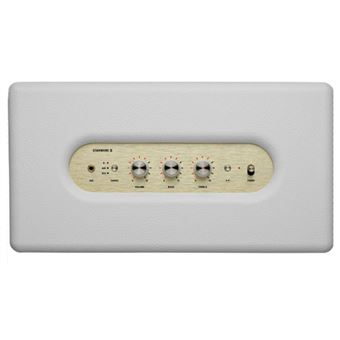 Un altavoz blanco con un panel de control de madera y tres perillas.